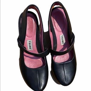 Tsubo brown 7.5 Mary Jane heels with hook & loop closure.